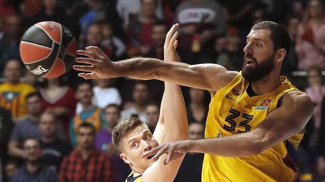 Mirotic pasa el balón ante Jerebko.