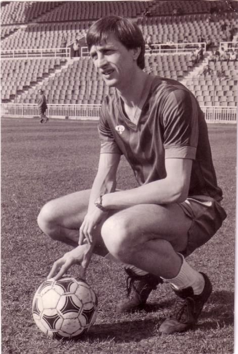 El ex futbolista y ex entrenador holandés Johan Cruyff ha fallecido a los 68 años. Ganó tres veces el Balón de Oro en los 70 y jugó en el Ajax, Barcelona y Levante, entre otro