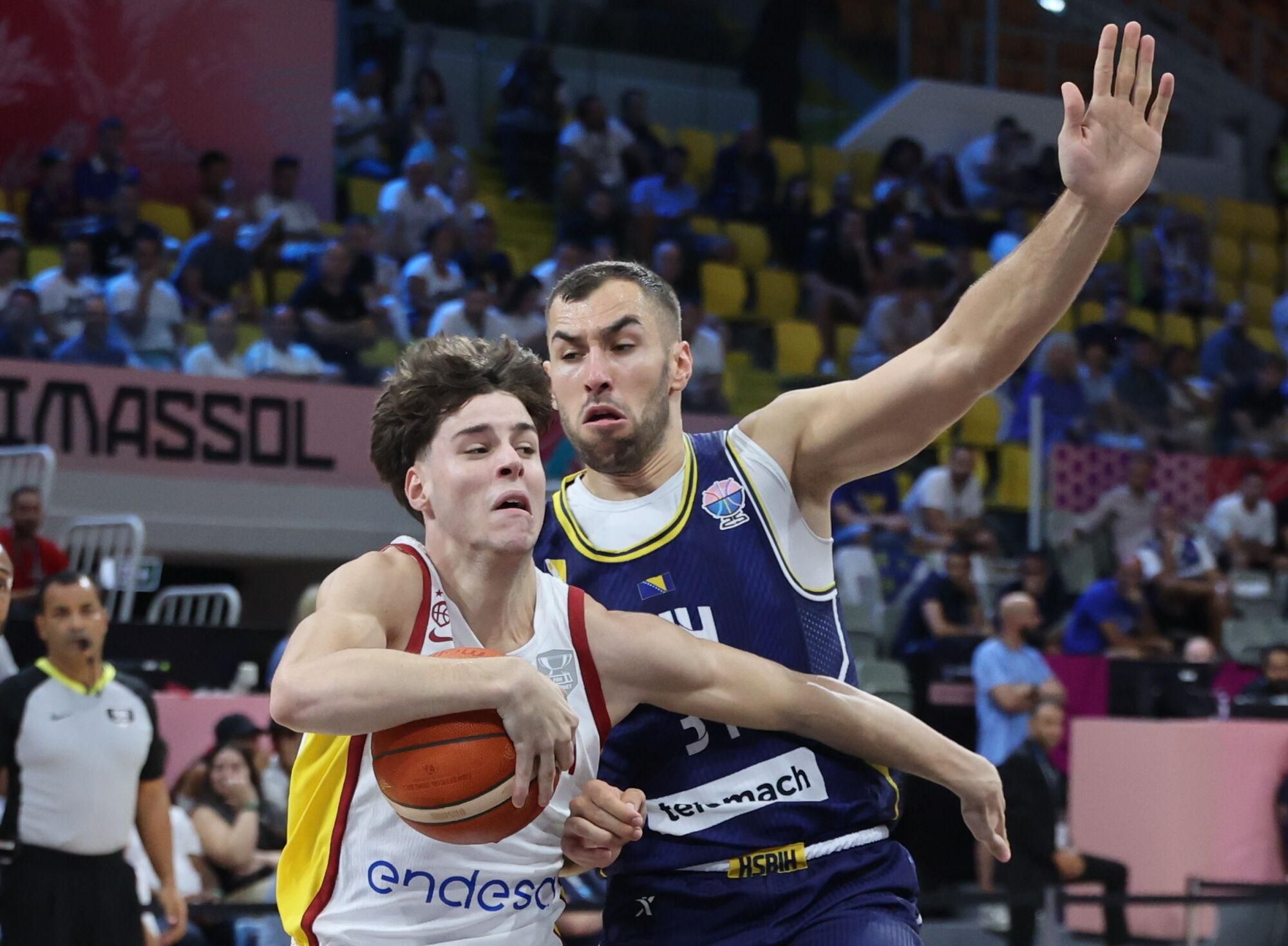 LIMASSOL (Cyprus), 30/08/2025.- Bosnia and Herzegovina's Kenan Kamenjas (R) in action during the FIBA EuroBasket 2025 group phase basketball match between Spain and Bosnia and Herzegovina, in Limassol, Cyprus, 30 August 2025. (Baloncesto, Bosnia-Herzegovina, Chipre, España) EFE/EPA/GEORGI LICOVSKI