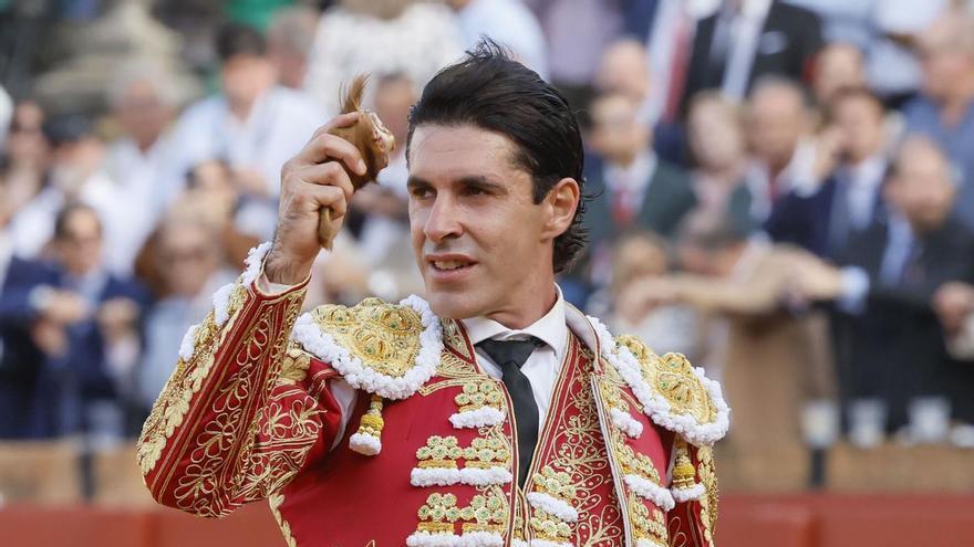 La actitud de Talavante y el compromiso de Luque sostienen la tarde en Sevilla frente a un intenso viento