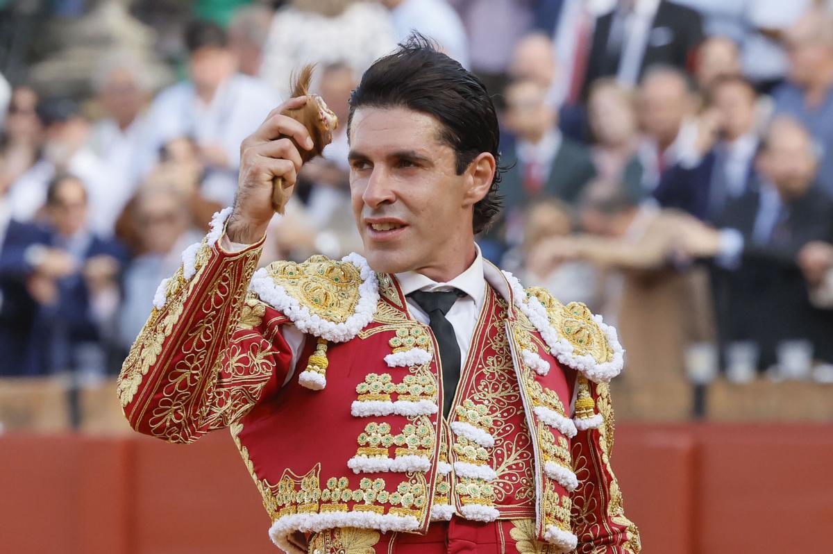El diestro Alejandro Talavante saluda tras cortar una oreja a su primer toro.