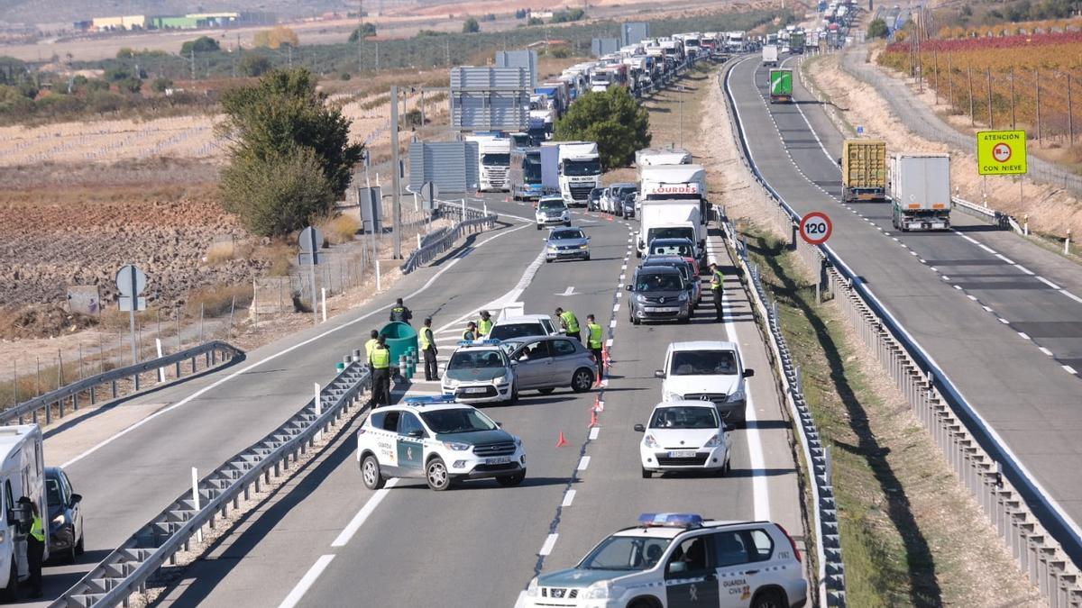 Primeros controles en la autovía A-31 dirección Madrid-Alicante para comprobar que los vehículos que entran en la Comunidad Valenciana tienen todos los permisos. /