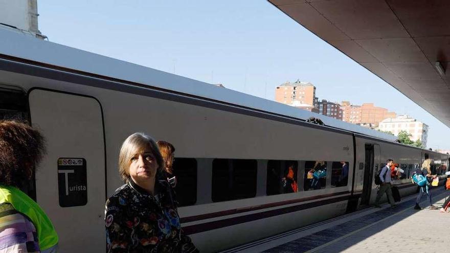 Transbordo de viajeros en la estación de Zamora.