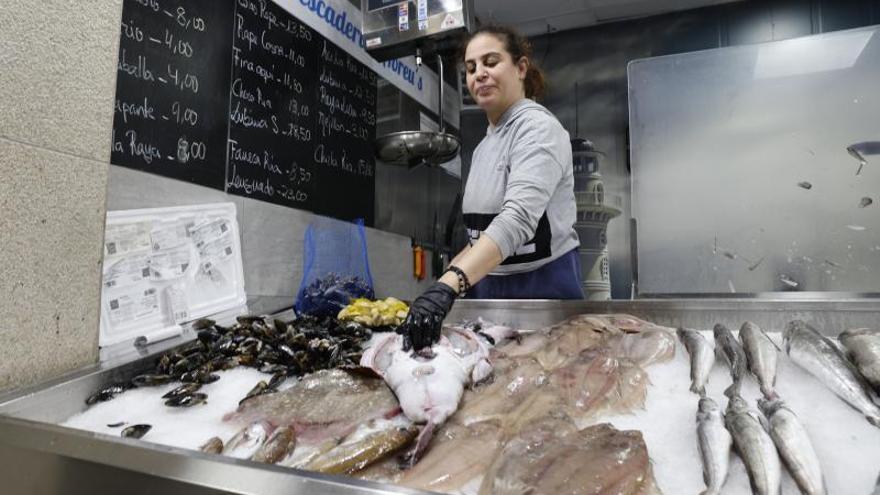 La merma del consumo lleva a pescaderías a compras conjuntas para evitar pérdidas