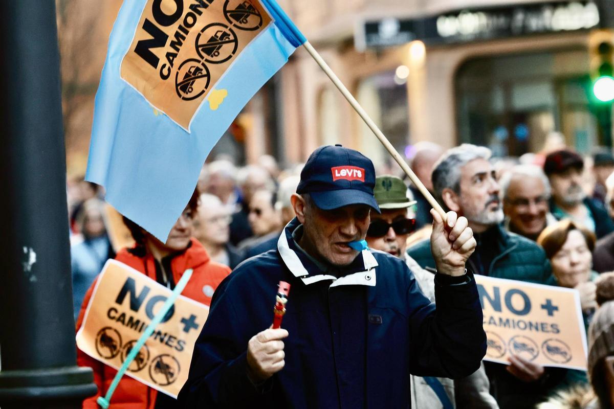 La movilización vecinal por los camiones en Gijón, en imágenes