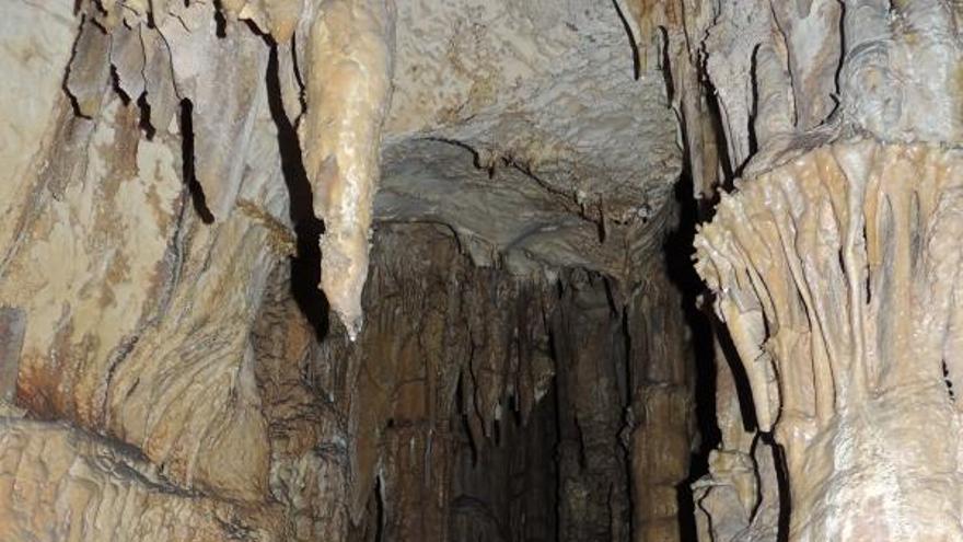 Pasillo de entrada a la Sala de las Raíces, en la Cueva del Puerto.