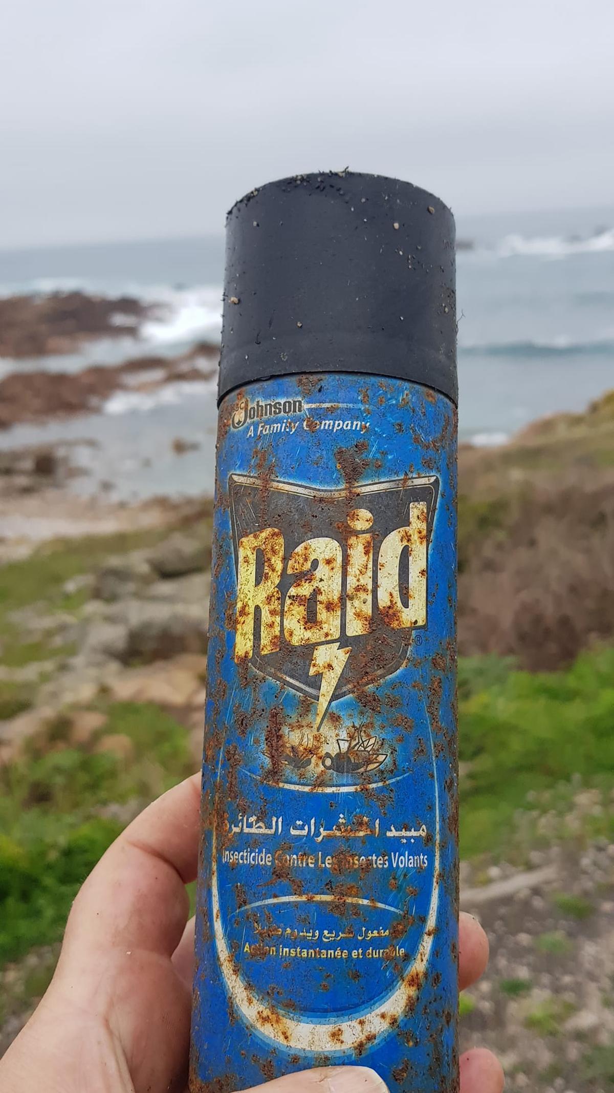 Envase de insecticida con inscricións en árabe
