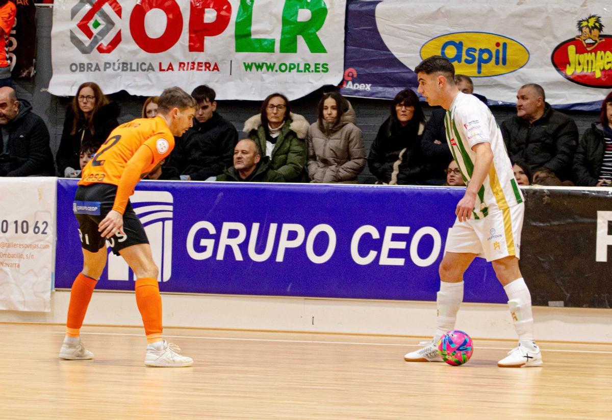 Carlos Gómez controla el balón.