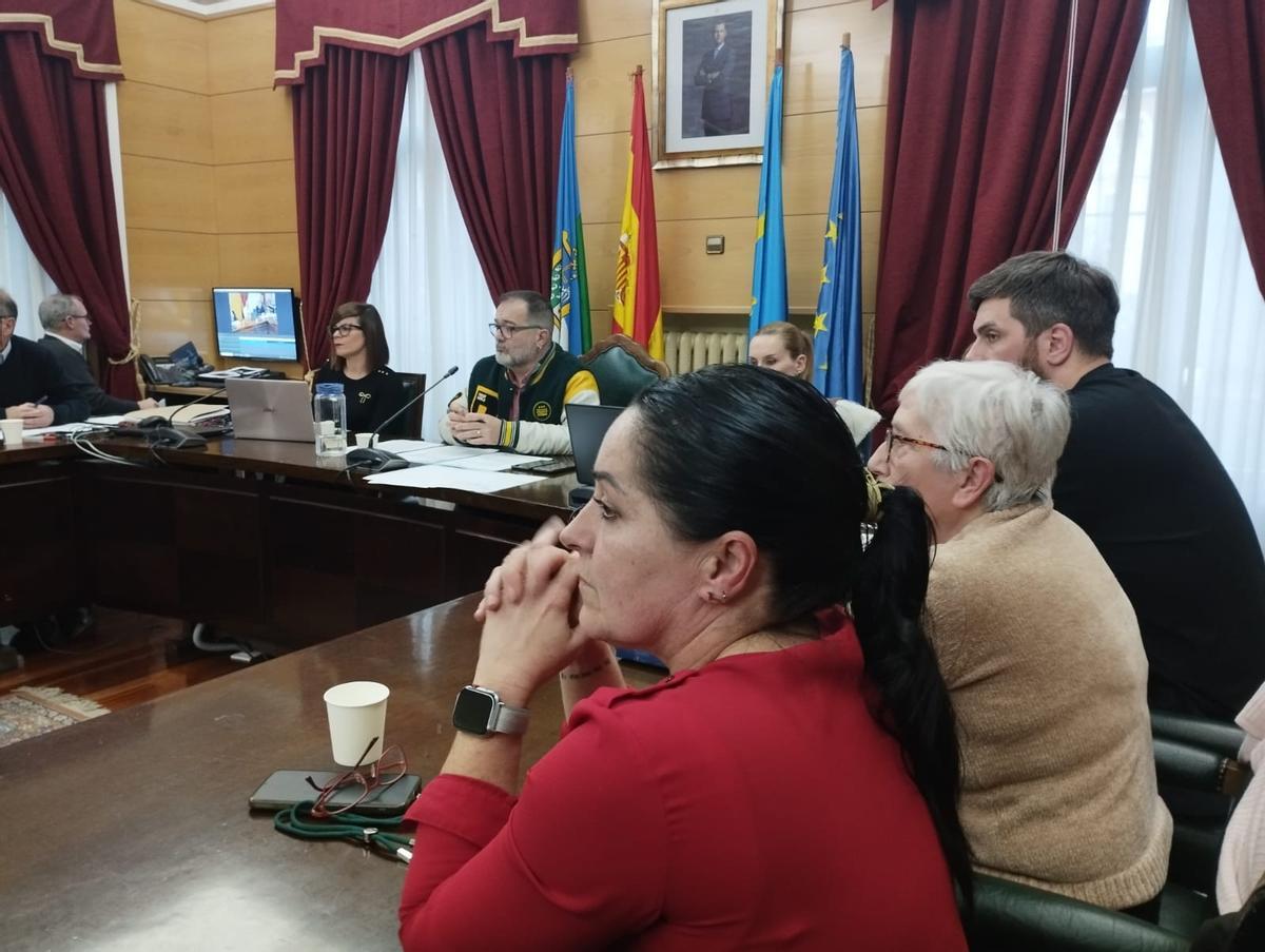Araceli Jánez, en primer término, en el pleno del jueves pasado, con el alcalde al fondo