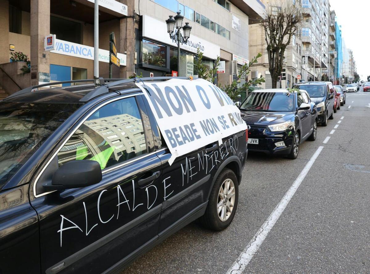 Decenas de coches toman el centro de Vigo para protestar contra el vial de Beade