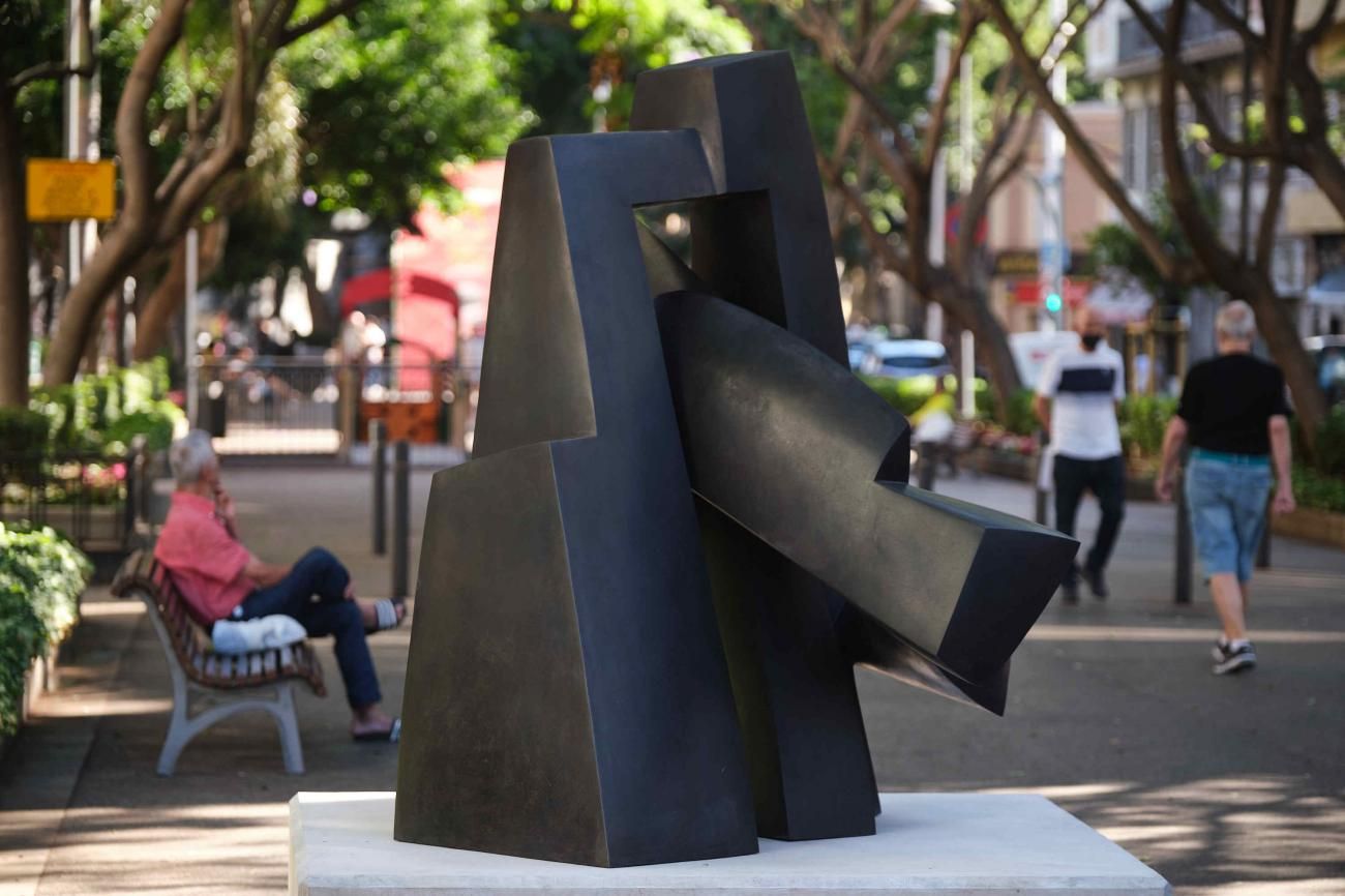 Presentación de la escultura monumental de la artista Parvine Curie, en Santa Cruz