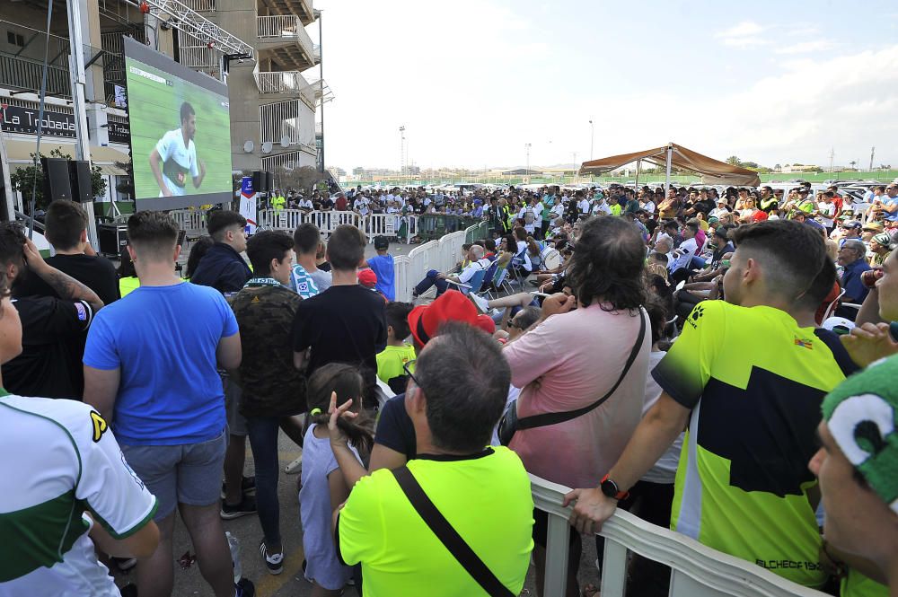 Unos mil aficionados ven el triunfo del Elche en pantalla gigante junto al estadio Martínez Valero