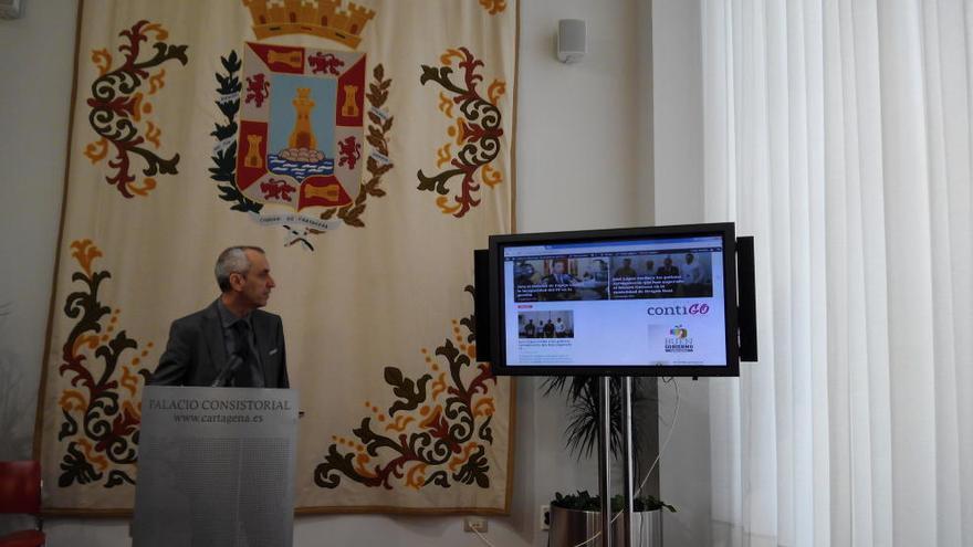 El coordinador de Comunicación y Transparencia del Ayuntamiento, Ángel Tarifa, en la presentación de la web.
