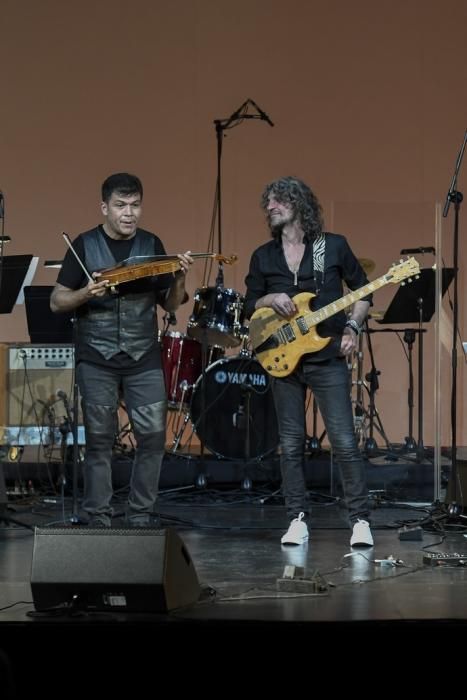 20-04-19 GENTE Y CULTURA. AUDITORIO ALFREDO KRAUS. LAS PALMAS DE GRAN CANARIA. Concierto Bach Rock. Clausura del International Bach Festival 2019 con un concierto de la orquesta del festival y el guitarrista Iñaki Antón, de Extremoduro  | 20/04/2019 | Fotógrafo: Juan Carlos Castro