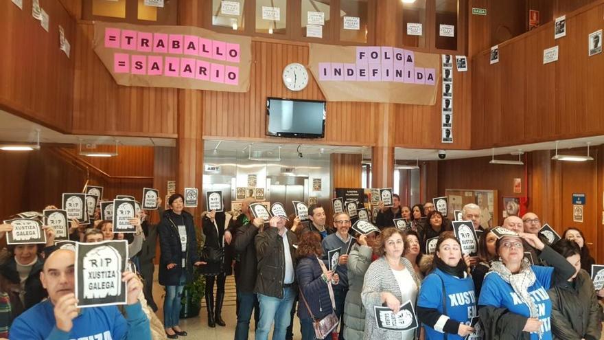 Concentración en el vestíbulo del edificio judicial de A Parda esta mañana de los funcionarios en huelga.