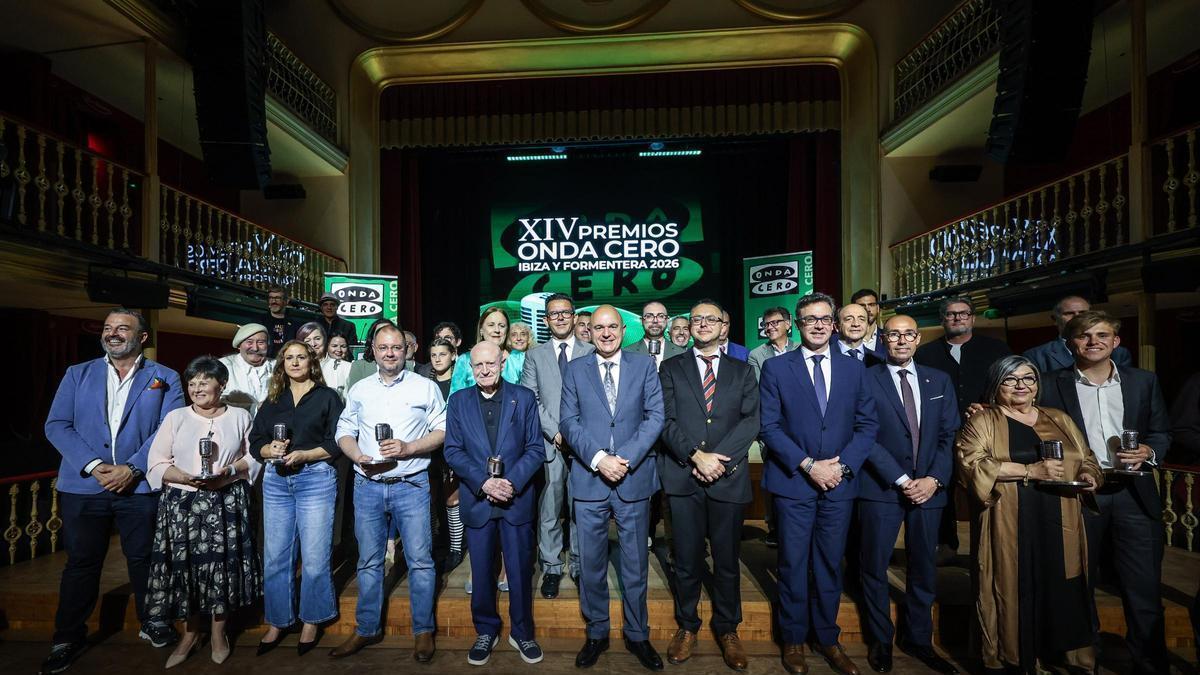 Foto de grupo de los galardonados con los XIV Premios Onda Cero en el Teatro Pereyra.
