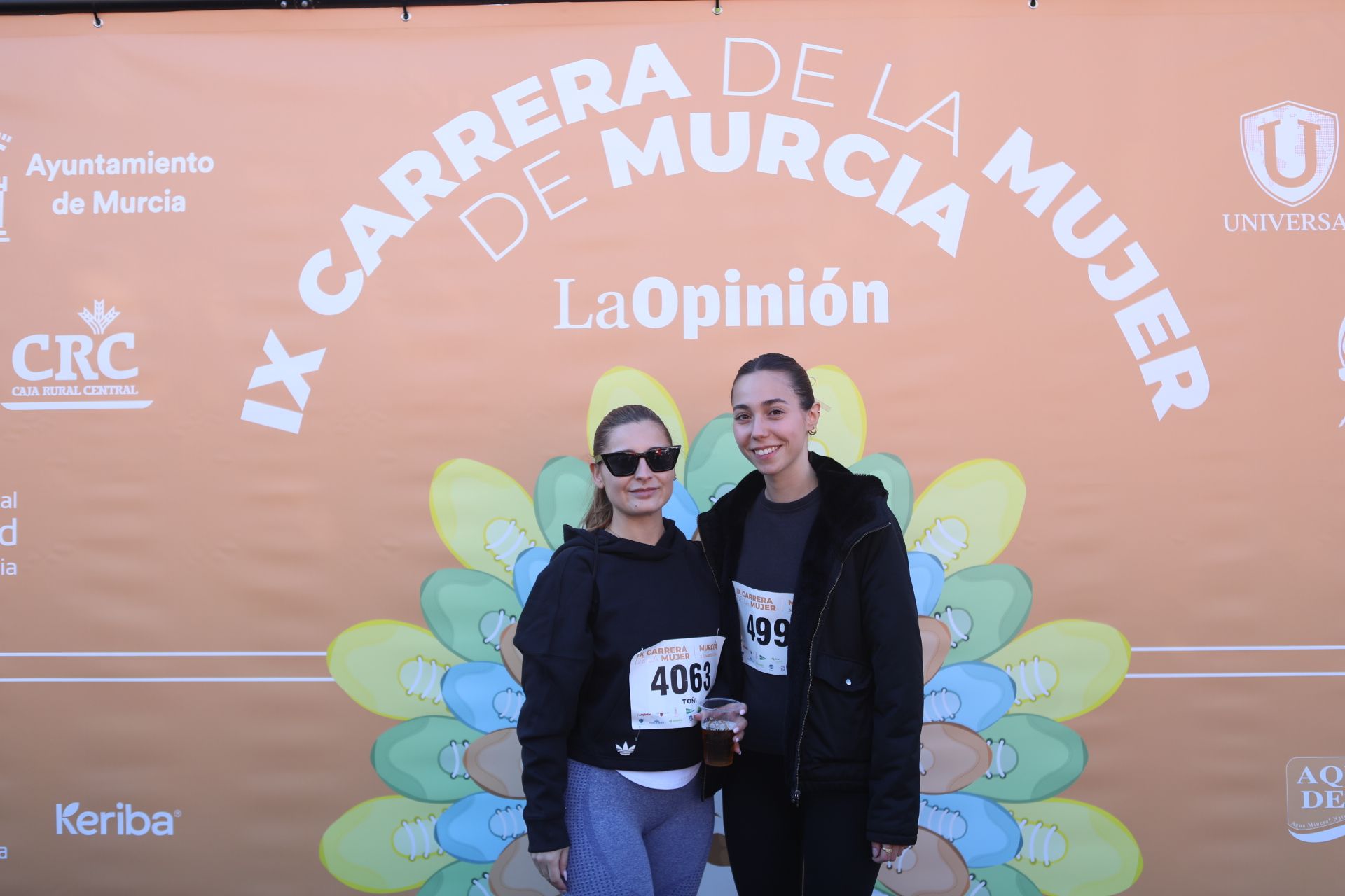 Las participantes posan en el photocall tras finalizar la Carrera de la mujer de Murcia