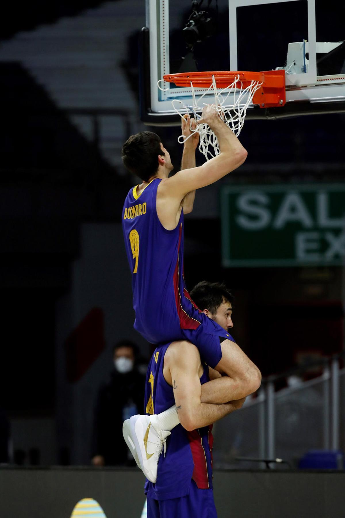 Leandro Bolmaro corta la red de la canasta tras proclamarse campeón de la Copa del Rey 2021 de baloncesto con el FC Barcelona al imponerse al Real Madrid en la final disputada en el WiZink Center.