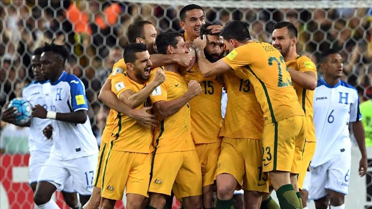 Los jugadores de Australia, una piña en torno a Jedinak