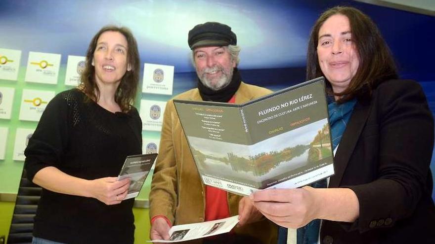 La edil Anxos Riveiro muestra una carátula del programa junto a Carmen Hermo y Antón Sobral.