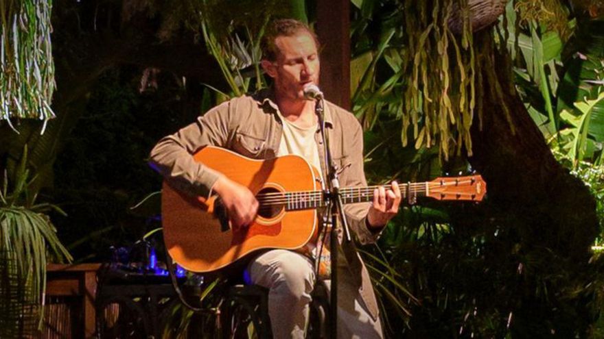 Hector Roldán pone banda sonora a la velada en Villa Mercedes
