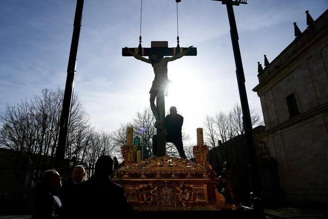La Cofradía del Silencio prepara y traslada al Cristo de las Injurias