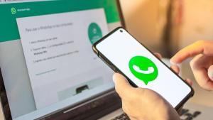 Una persona se dispone a usar Whatsapp web.