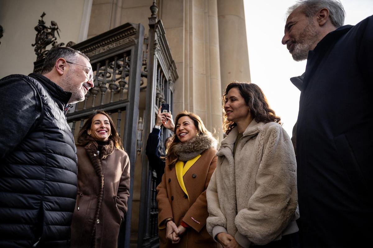 En imágenes | Primer gran acto del PP en Zaragoza para las elecciones del 8F y visita de Azcón y Ayuso a la Basílica del Pilar