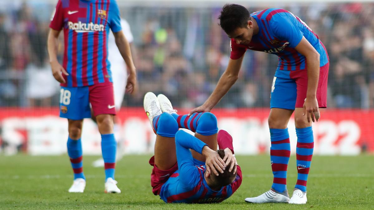 Gerard Pique se duele sobre el césped.