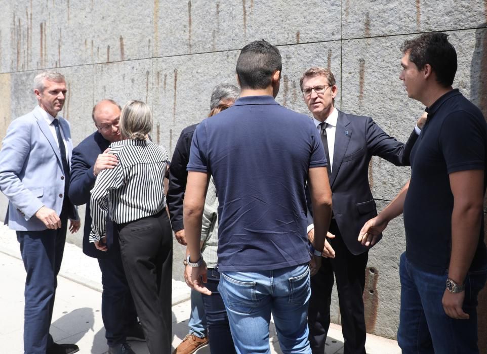 Alfonso Rueda, Pedro Puy y Miguel Tellado, algunos de los que acompañan al presidente de la Xunta en el tanatorio de Boisaca para dar el pésame a los familiares de Albor.