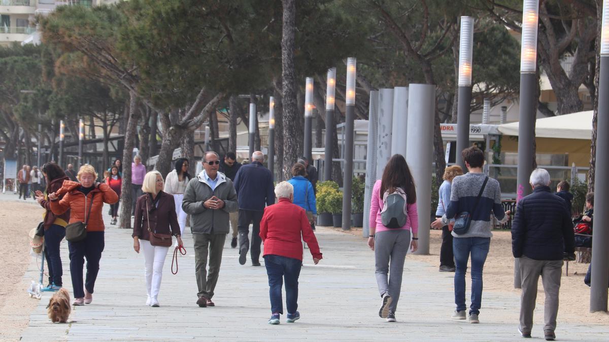 Gent passant pel passeig maritim