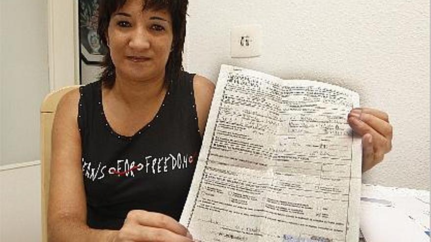 María del Mar C. S. muestra en su casa la petición que hizo el 4 de diciembre de 2007