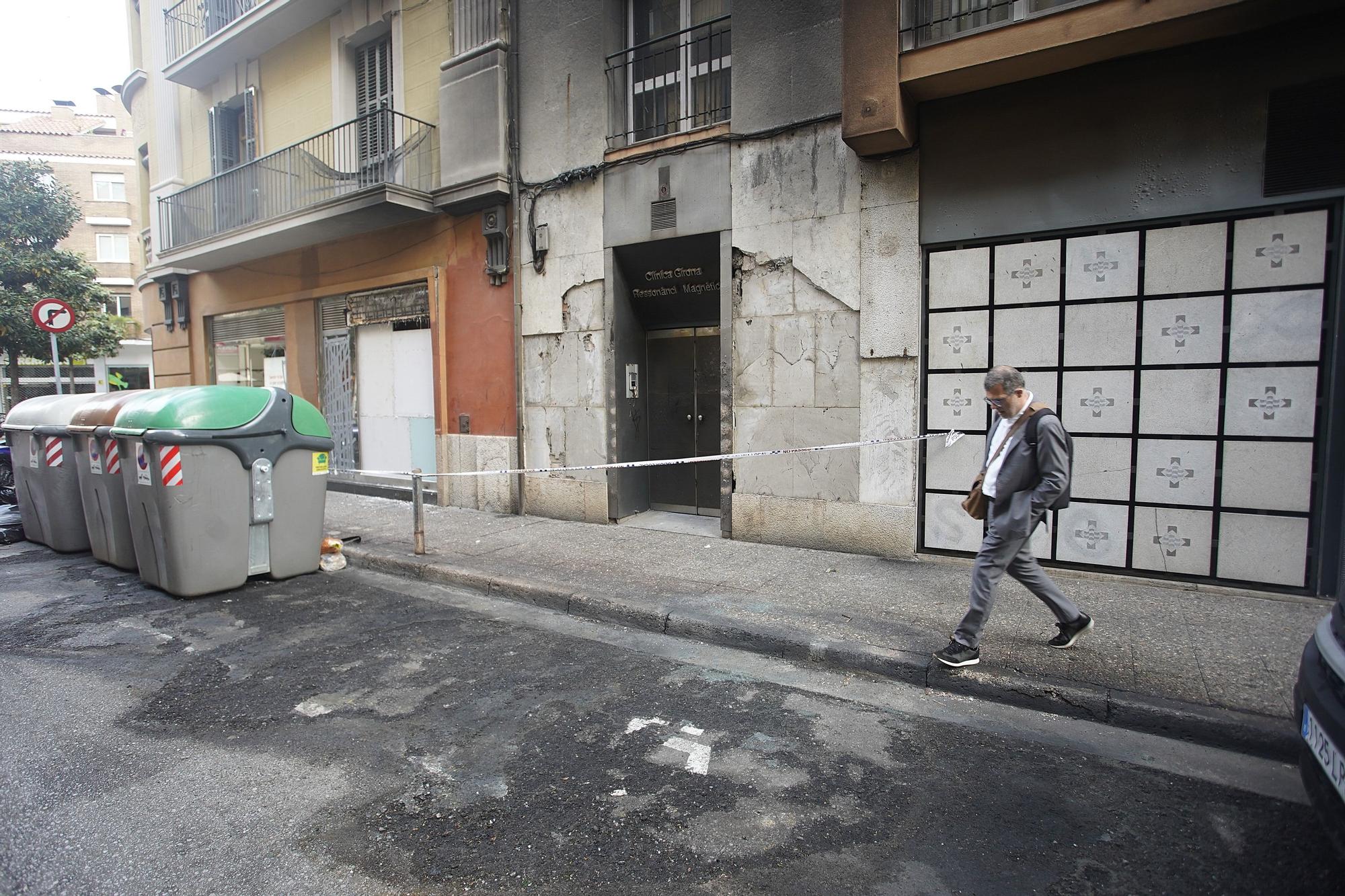 Cremen una vintena de contenidors a Girona i causen danys en façanes i vehicles