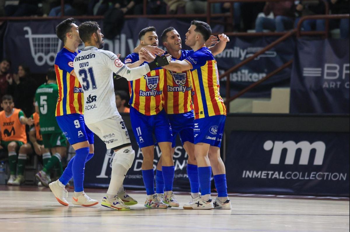 Celebración de los jugadores del Family Cash Alzira tras su gol.