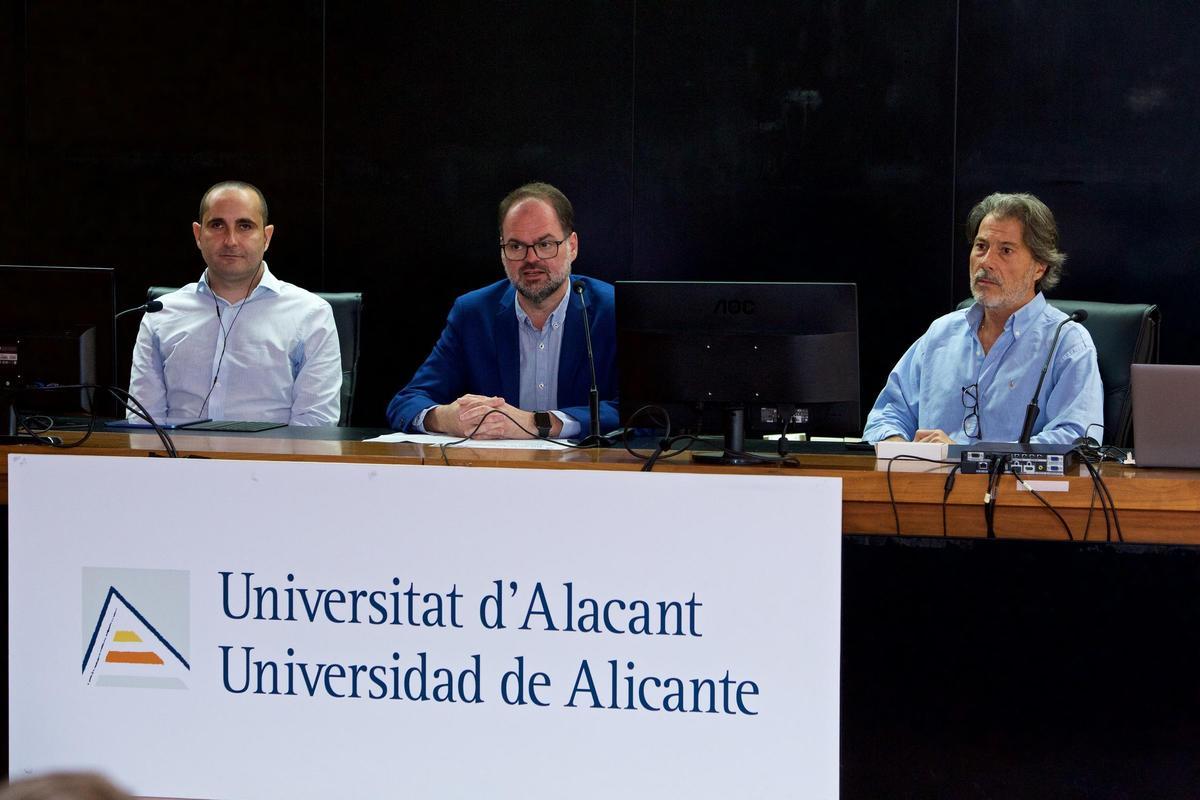 Un momento de la apertura de Día Mundial de la Accesibilidad, con el vicerrector de Transformación Digital, en el centro; el director del Servicio de Informática, a su derecha, y el responsable de Accesibilidad Digital de la UA del Servicio de Informática.