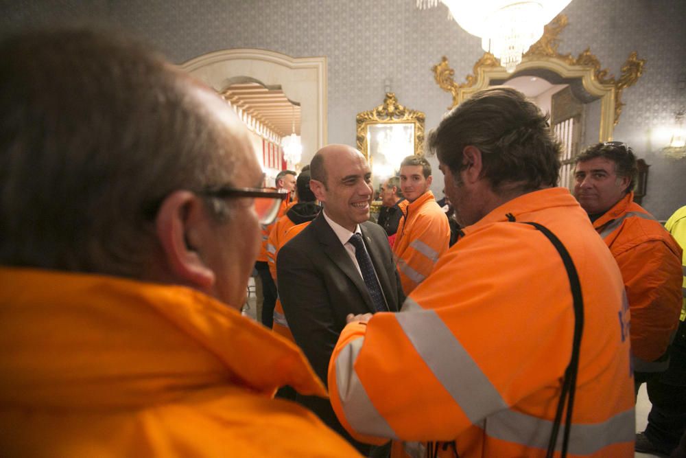 Los trabajadores del Puerto de Alicante interrumpen el pleno