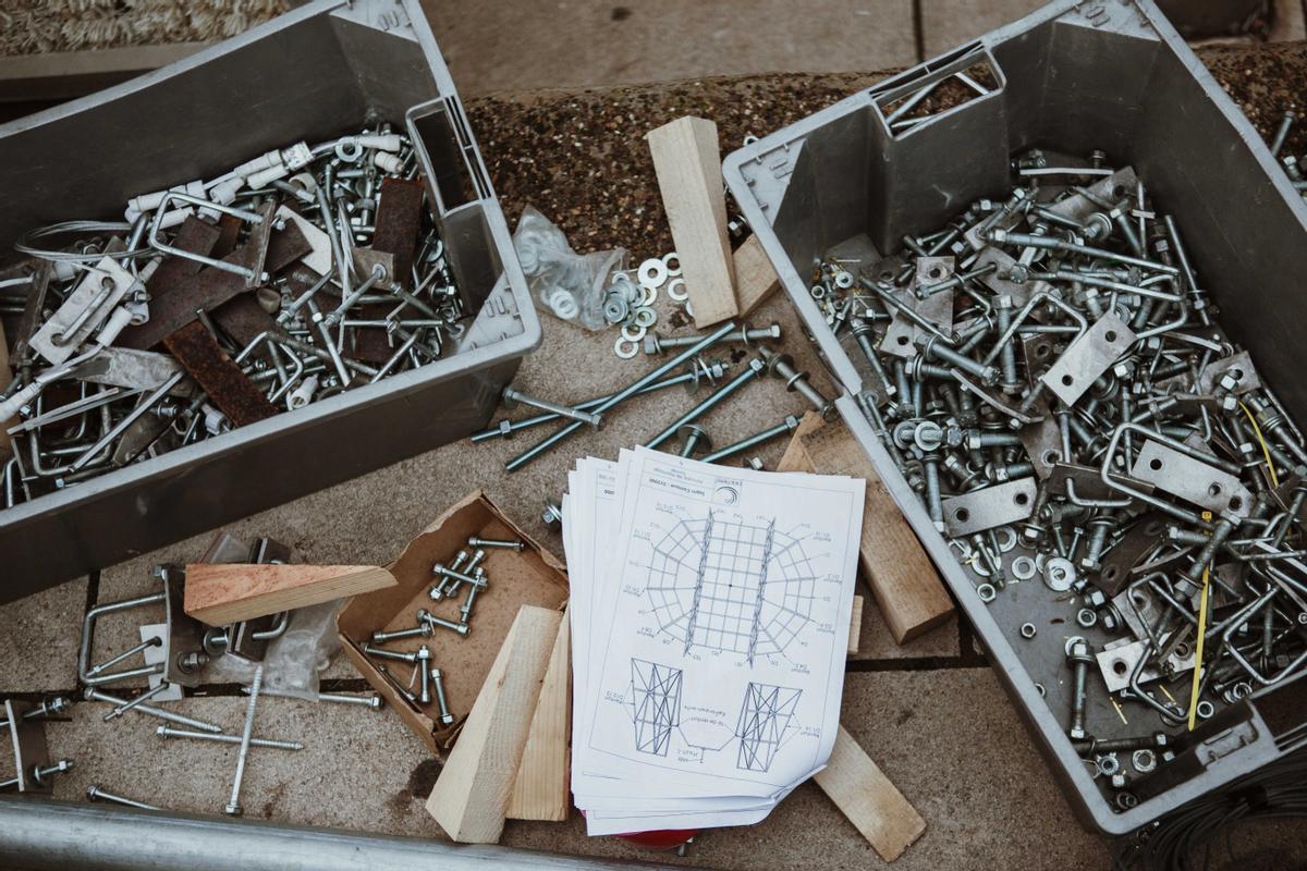 Cort empieza a montar el árbol iluminado del Parc de la Mar