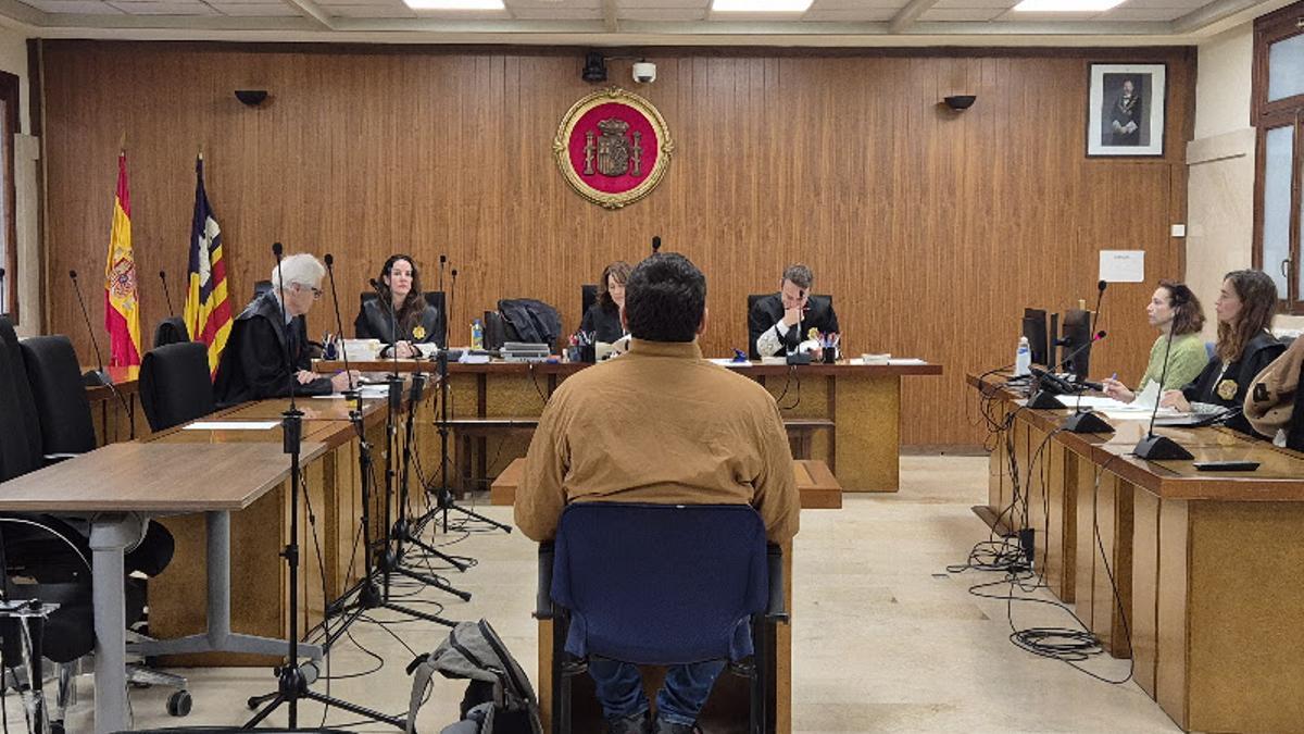 El condenado por abusos a una niña de ocho años y por mostrarle pornografía, en el juicio.