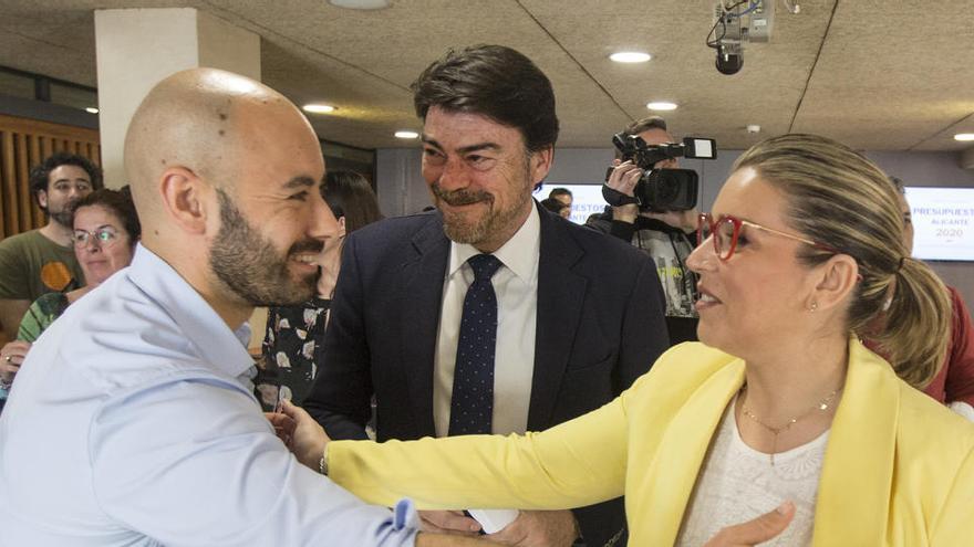 Xavier López (Unidas Podemos) y la vicealcaldesa, Mari Carmen Sánchez (Cs), se saludan en un acto previo al confinamiento