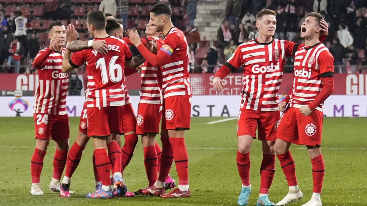 Los jugadores del Girona celebran un gol ante el Almería.