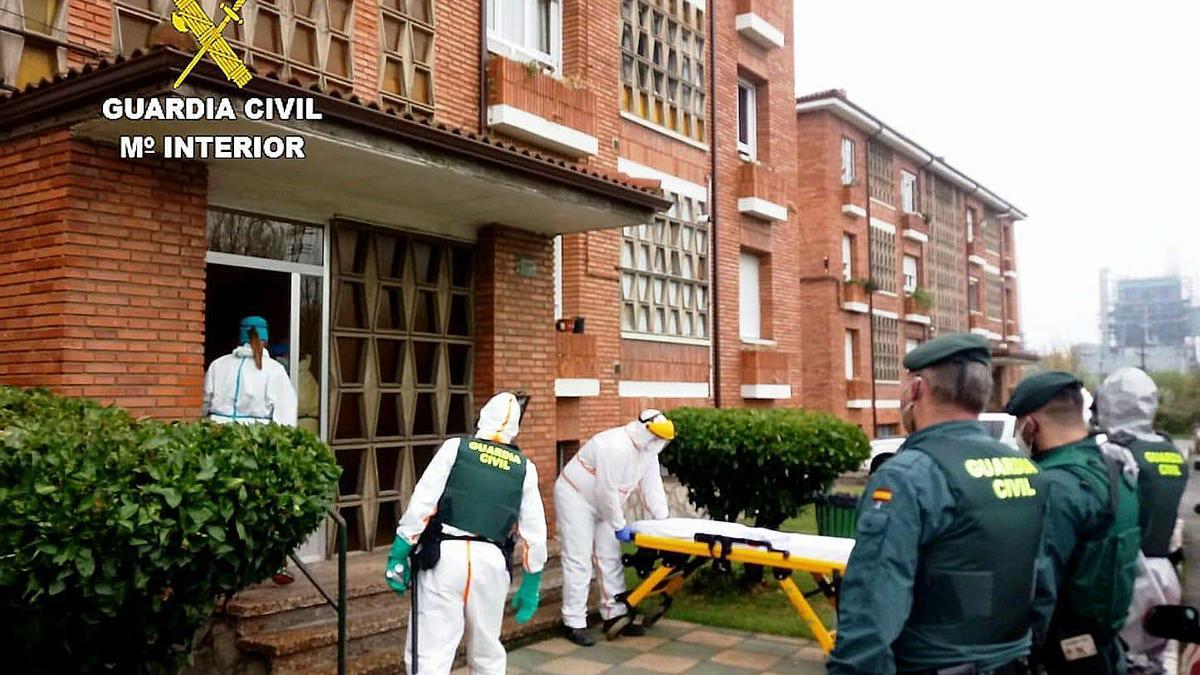 La Guardia Civil traslada al hombre con COVID al hospital de León.