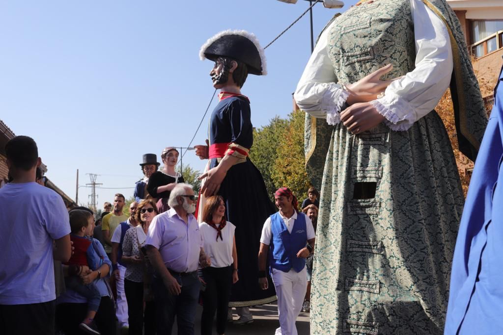 Los cabezudos recorren las calles de Garrapinillos