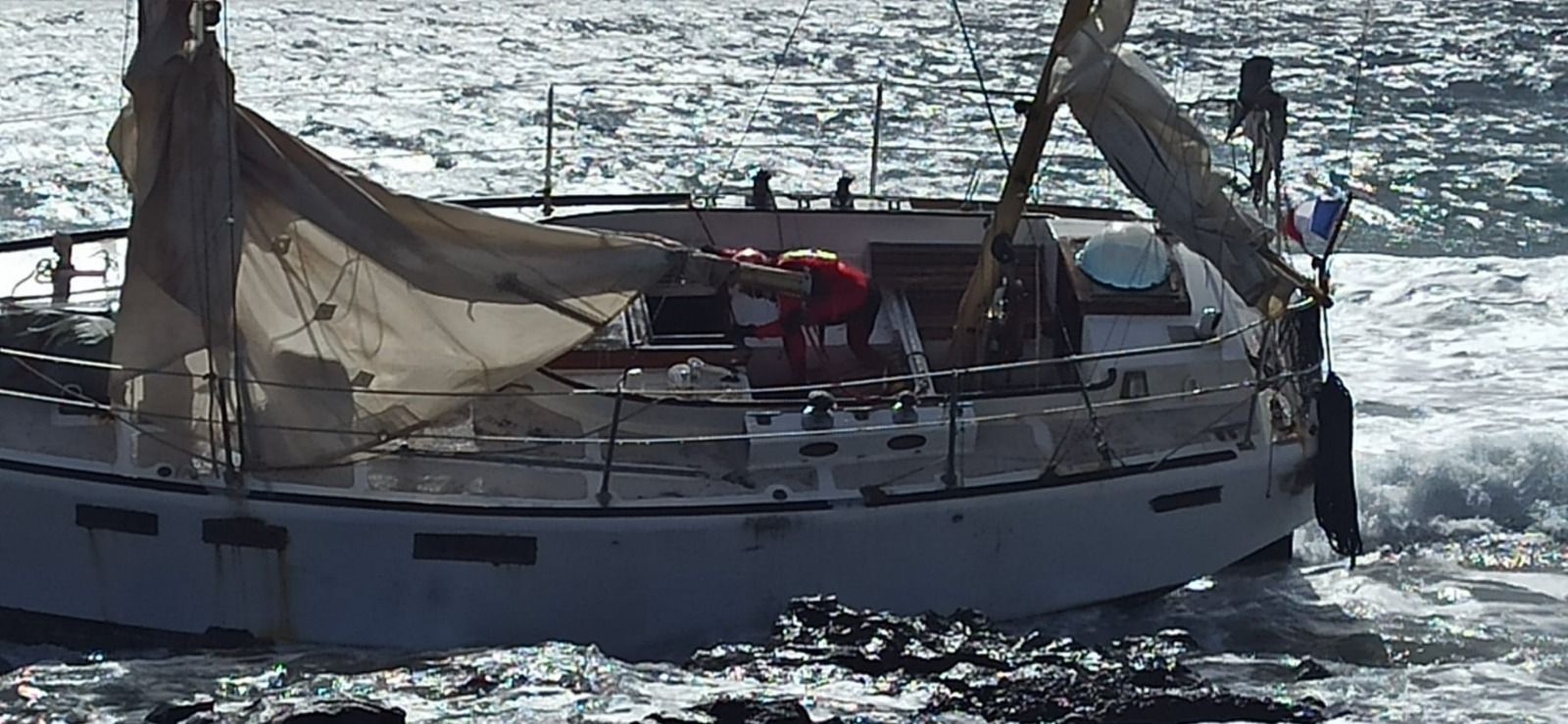 Velero encallado en una cala de Puerto del Carmen