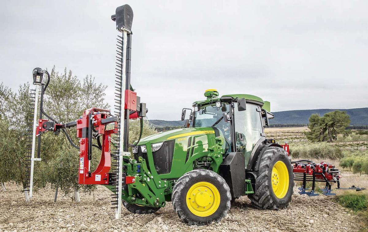 Un 5090GF trabajando en un cultivo leñoso mediterráneo equipado con soluciones de agricultura de precisión