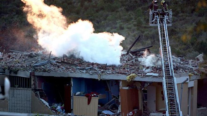 Los bomberos de la Generalitat trabajan en la extinción del fuego.