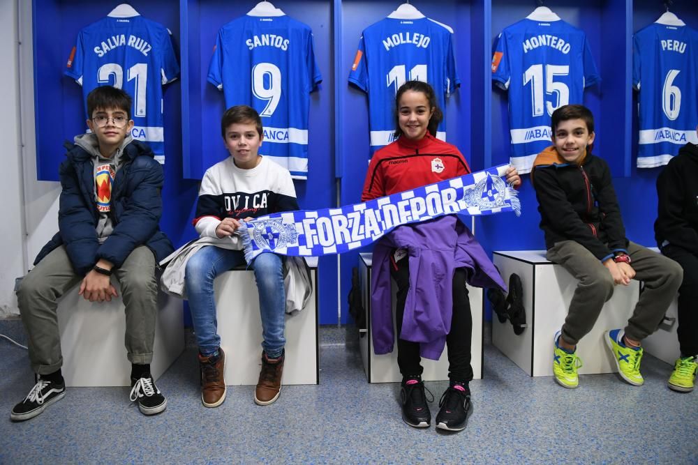 Los estudiantes han realizado un recorrido por los rincones del estadio de Riazor - Han conocido a los jugadores Martí Vilà, del Fabril, y Silvia y Cris, del Dépor Abanca