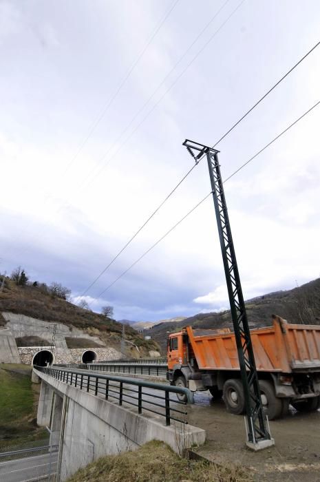 Actividad en los túneles de Sotiello en las obras de la variante ferroviaria de Pajares.