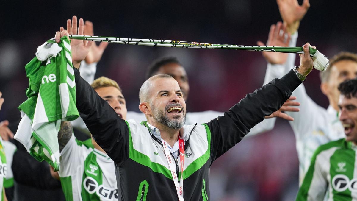Manu Fajardo, director deportivo del Betis, celebra la victoria en el derbi de ida en Nervión