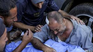 Un home palestí plora la mort d’un familiar a Gaza. | ABDEL KAREEM HANA / AP