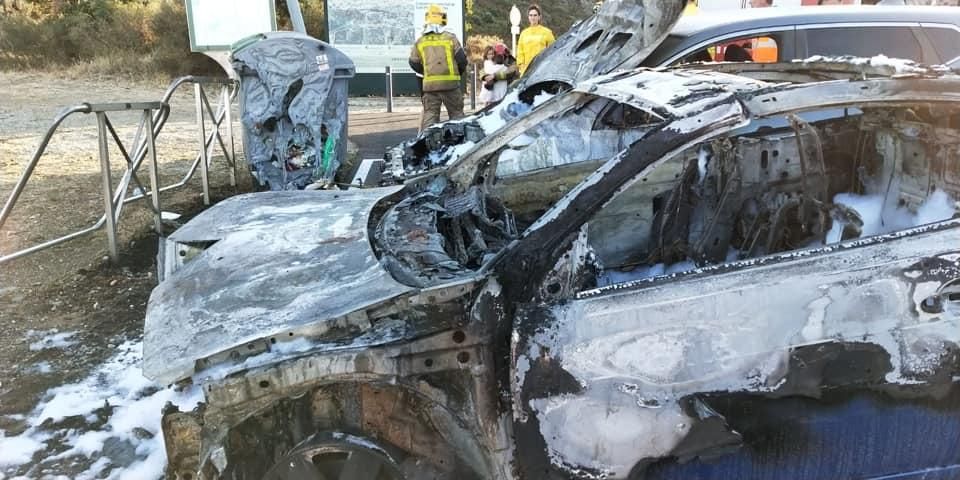 Cremen dos cotxes a Sant Pere de Rodes